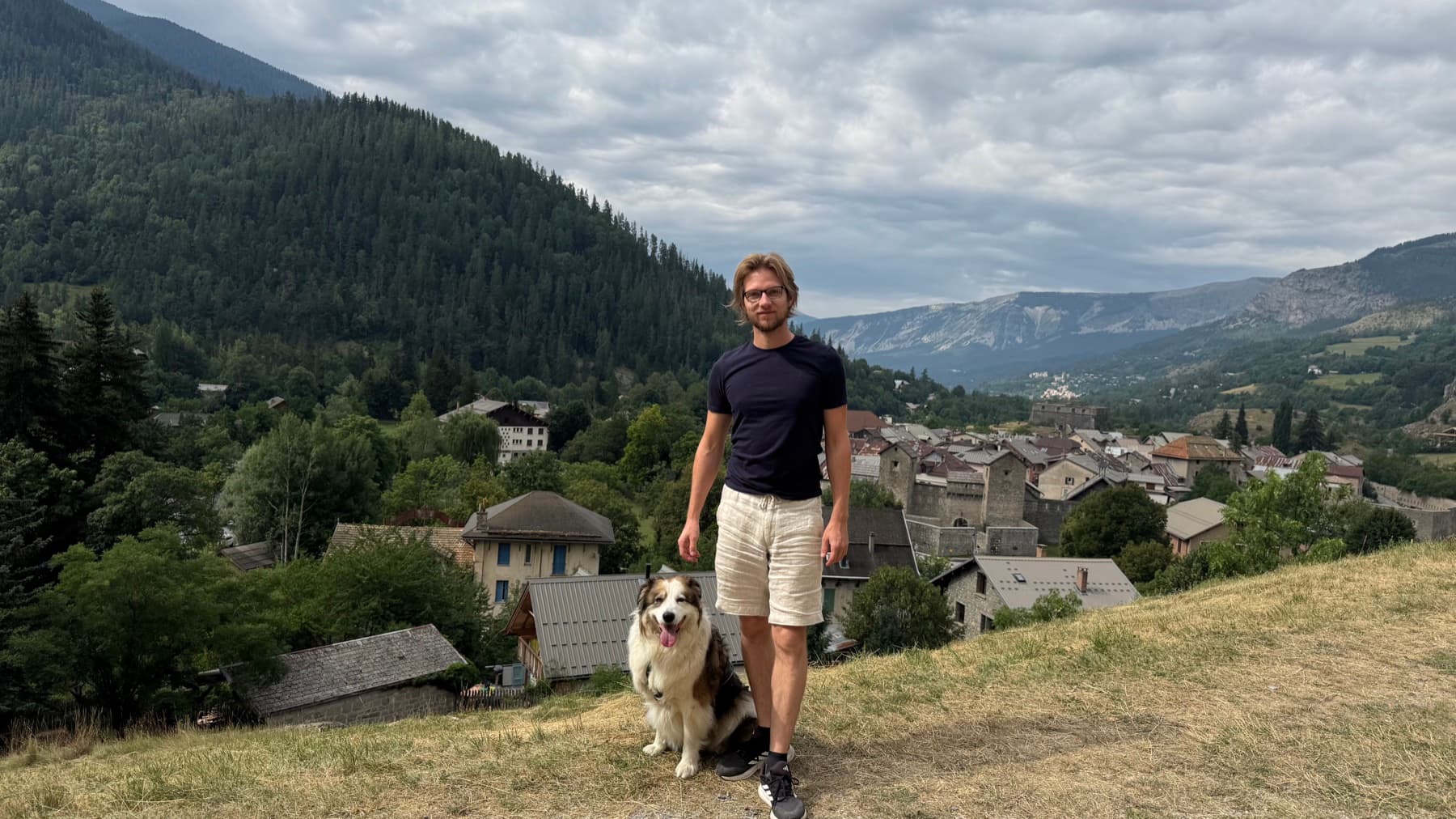 Antoine et Mia pendant une promenade en montagne