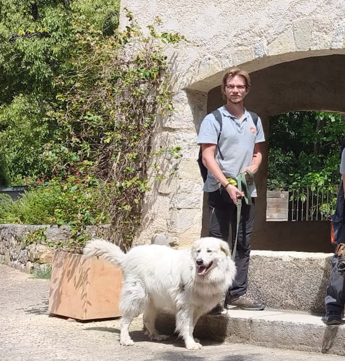 Antoine au refuge avec un chien
