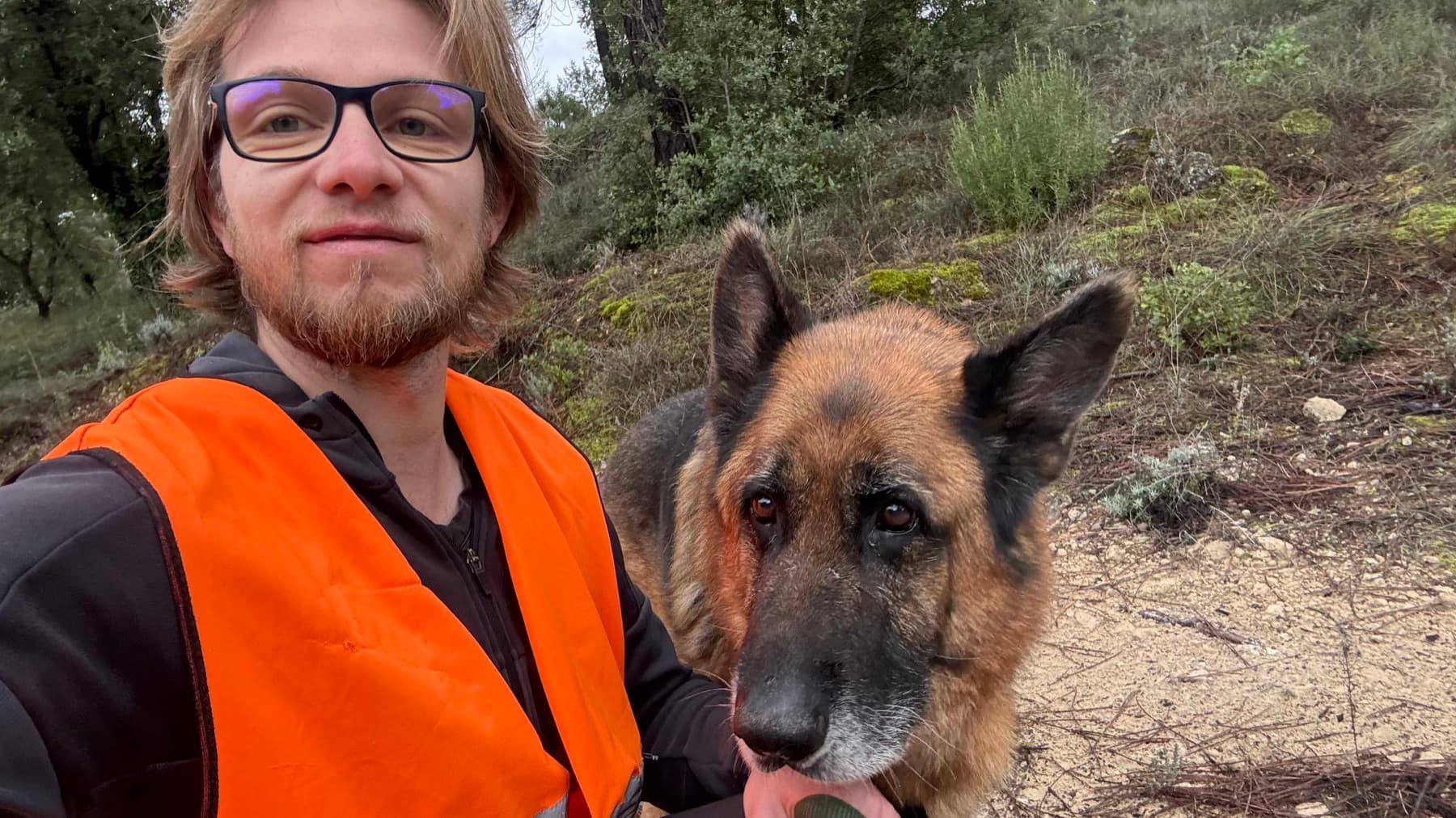 Antoine sur le terrain avec un chien